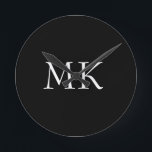 Schwarz-weiße Monogramm Runde Wanduhr<br><div class="desc">Moderne Schwarz-weiße Monogramm-Gehäuse. Schönes Design mit weißem Doppeltext in Monogramm auf schwarz. Personalisieren Sie mit Ihrem eigenen Text. Würden ein hervorragendes Geschenk für Geburtstage,  Ferien,  Abschlüsse,  Werbeaktionen,  jeden besondere Anlass,  oder jeden Tag.</div>