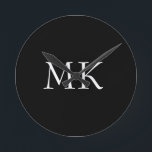 Schwarz-weiße Monogramm Runde Wanduhr<br><div class="desc">Moderne Schwarz-weiße Monogramm-Gehäuse. Schönes Design mit weißem Doppeltext in Monogramm auf schwarz. Personalisieren Sie mit Ihrem eigenen Text. Würden ein hervorragendes Geschenk für Geburtstage,  Ferien,  Abschlüsse,  Werbeaktionen,  jeden besondere Anlass,  oder jeden Tag.</div>