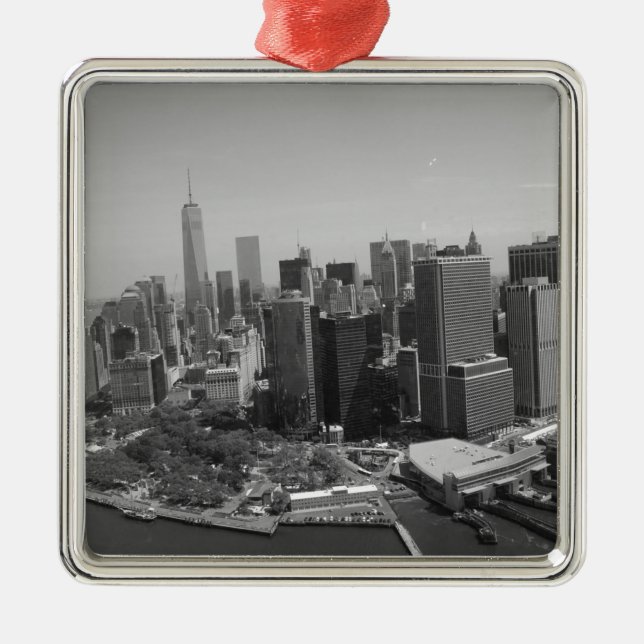 Schwarz-weiße New York City Skyline Ornament Aus Metall (Vorne)