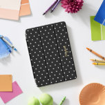 Schwarz-weiße Polka Dots Stilvolles Gold Mit Monog iPad Pro Cover<br><div class="desc">Erstellen Sie Ihre eigenen, personalisierten, schönen eleganten stilvollen Imitate Gold Typografie Skript Name Monogram / Initialen, mit Monogramm, Retro, cool, chic, stilvoll, weiß polka Punkte auf schwarzen Muster Design, trendige, magnetische iPad Smart Cover, die in mehrere Standpositionen und bietet graue Mikrofaser-Interieur, die Ihren Bildschirm zu schützen, und weck / Schlaf-Funktion....</div>