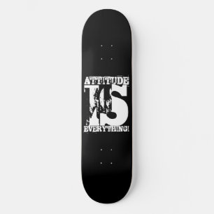Schwarz-weiße POSTIVE WORTE auf der Skateboard