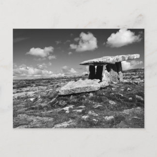 schwarz-weiße Postkarte von Poulnabrone co.clare