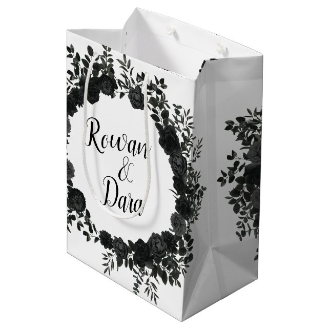 Schwarz-weiße Rose Gothic Wedding Mittlere Geschenktüte (Rückseite Schrägansicht)