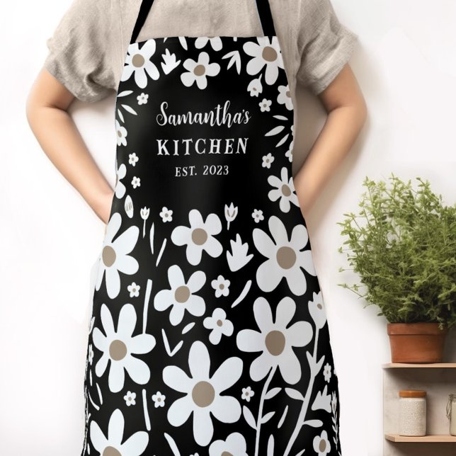 Schwarz-weiße Schürze der Frau (Whether you're baking, painting, or gardening, this personalized apron adds flowers to your day!)