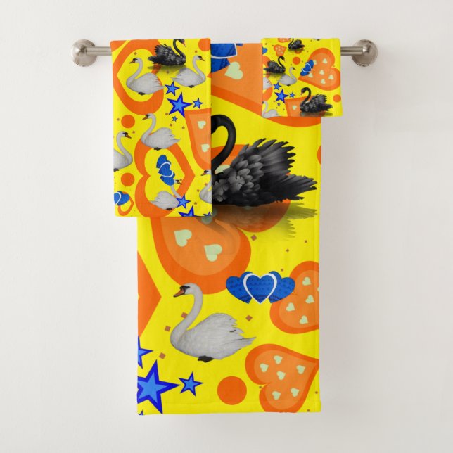 Schwarz-weiße Schwäne waschen Handtücher im Badezi (Insitu)