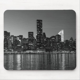 Schwarz-weiße Skyscaper-Silhouette in New York Mousepad