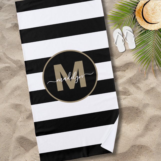Schwarz-weiße Streifen Elegangoldenes Monogramm Strandtuch (Black White Stripes Elegant Gold Name Monogram Beach Towel )