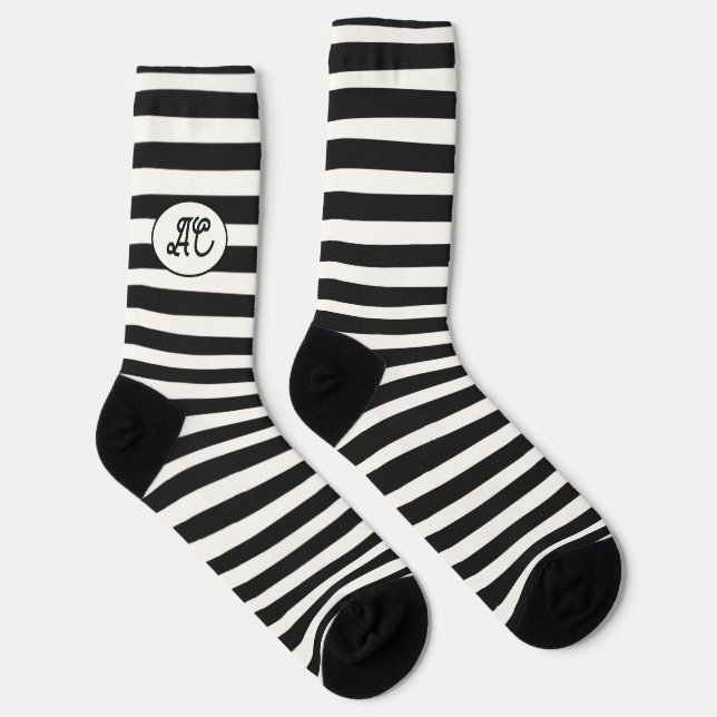 Schwarz-weiße Streifen mit Ihren Initialen Socken (Rechts)