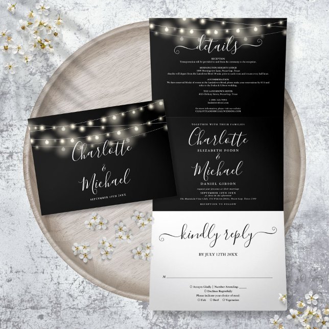 Schwarz-weiße String Lights Script Monogram Weddin Dreifach Gefaltete Einladung (Black White String Lights Script Monogram Wedding Tri-Fold Invitation)