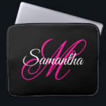 Schwarz-weiße und Hot-Pink-Extravagant-Script-Mono Laptopschutzhülle<br><div class="desc">Ein gürteliges personalisiertes Monogramm mit einem extravaganten Kalligraphieskript, das in heiß rosa und weiß mit einem schwarzen Hintergrund in solider Farbe paart. Erstellen Sie Ihre eigene hübsche Notebook-Hülle für sie. Passen Sie den Stil des Schriftartes oder die Farben an, um dem Lieblingsrosa Ihrer Tochter zu entsprechen. Der extravagante blüh, der...</div>