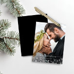 Schwarz-weiße Winterschneeflocken Foto<br><div class="desc">Schwarz-Weiß-Winter-Schneeflocken Weihnachtskarten für das Foto mit Ihrem Foto und einem süßen Rahmen von skurrilen weißen Schneeflocken. Der Rücken ist schick schwarz,  kann aber geändert werden. Bitte kontaktieren Sie uns unter cedarandstring@gmail.com ,  wenn Sie Hilfe beim Design oder den passenden Produkten benötigen.</div>