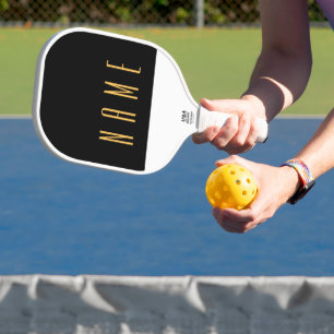 Schwarz-weißer Farbblocktext mit drei Vierteln Pickleball Schläger