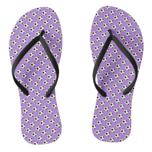 Schwarz-weißer Fußball-Futbol Balls auf dem Lavend Flip Flops