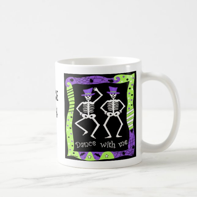 Schwarz-weißer Halloween Skelettknochentanz Tasse (Rechts)
