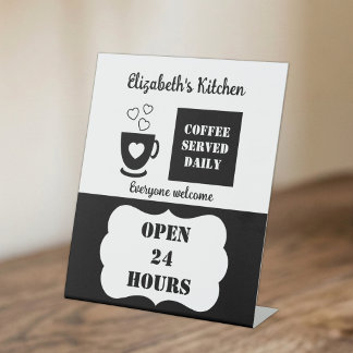Schwarz-weißer Kaffee, der täglich 24 Stunden serv Sockelschild
