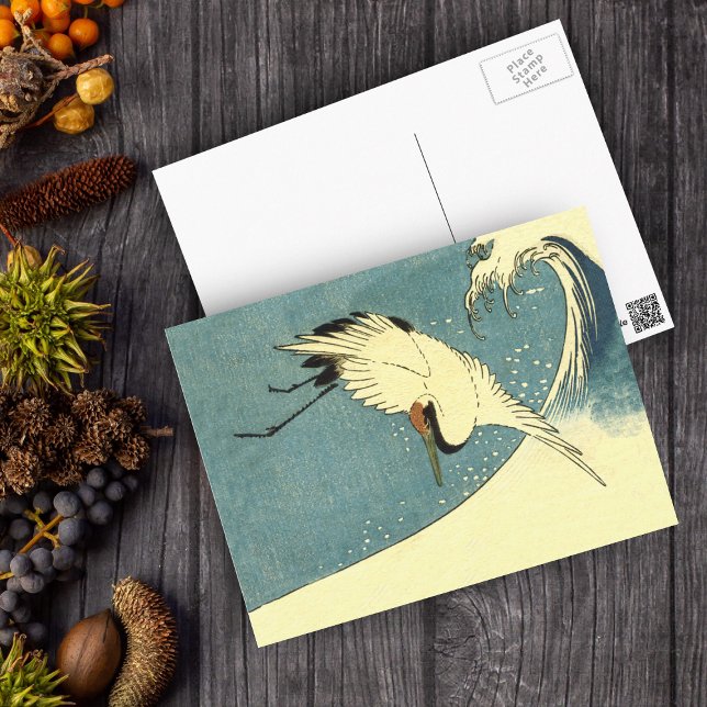 Schwarz-weißer Kranvogel, der über die Ozeanwelle  Postkarte (Flying white crane bird over ocean wave on blue postcard.)