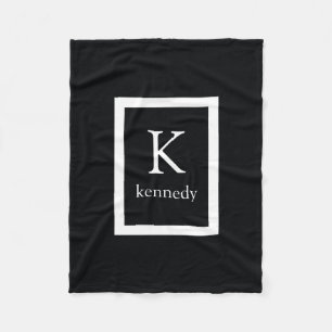 Schwarz-weißer kundenspezifischer Monogramm-Name Fleecedecke