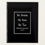 Schwarz-weißer Name des motivierend Zitats Planer<br><div class="desc">Ein eleganter schwarzer Hintergrund. Ein weißer Rahmen und das motivierend Zitat,  Text: Sei tapfer,  sei mutig,  sei du. Personalisieren Sie Ihren Namen,  das Jahr,  die weißen Buchstaben und fügen Sie diese hinzu.</div>