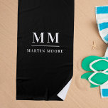 Schwarz-weißer Name für benutzerdefinierte Monogra Strandtuch<br><div class="desc">Schwarzer Hintergrund. Personalisieren und fügen Sie Ihre Monogramm-Initialen und vollständigen Namen. Weißer Text.</div>