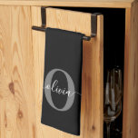 Schwarz-weißer Name für Monogramm-Skript Geschirrtuch<br><div class="desc">Dieses elegante Monogramm und das stilvolle Script-Namensdesign können als Geschenk für einen Geburtstag, Muttertag oder jeden Anlass gegeben werden. Es kann mit dem Namen und dem Namen der Person personalisiert werden. Sie können den Schriftart, die Farbe des Schriftartes, die Größe des Schriftartes und die Hintergrundfarbe mit dem Design-Tool ändern. Viel...</div>