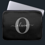 Schwarz-weißer Name für Monogramm-Skript Laptopschutzhülle<br><div class="desc">Dieses elegante Monogramm und das stilvolle Script-Namensdesign können als Geschenk für Geburtstag, Hochzeit, Brautparty, Jubiläum, Muttertag oder jeden Anlass gegeben werden. Es kann mit dem Namen und dem Namen der Person personalisiert werden. Sie können den Schriftart, die Farbe des Schriftartes, die Größe des Schriftartes und die Hintergrundfarbe mit dem Design-Tool...</div>
