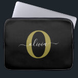 Schwarz-weißer Name für personalisierte Monogramm- Laptopschutzhülle<br><div class="desc">Dieses elegante Monogramm und das stilvolle Script-Namensdesign können als Geschenk für Geburtstag, Hochzeit, Brautparty, Jubiläum, Muttertag oder jeden Anlass gegeben werden. Es kann mit dem Namen und dem Namen der Person personalisiert werden. Sie können den Schriftart, die Farbe des Schriftartes, die Größe des Schriftartes und die Hintergrundfarbe mit dem Design-Tool...</div>