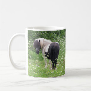 Schwarz-weißer Paint-Pony in Gras und Blumen Tasse