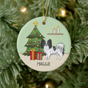 Schwarz-weißer Papillon-Hund an einem Weihnachtsba Keramik Ornament