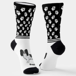 Schwarz-weißer Papillon-Hund mit Namen und Pfoten Socken