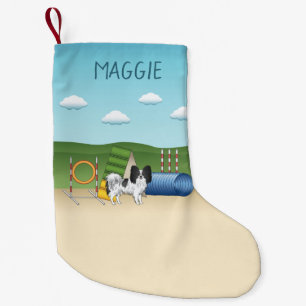 Schwarz-weißer Papillon mit Agility-Ausrüstung Kleiner Weihnachtsstrumpf