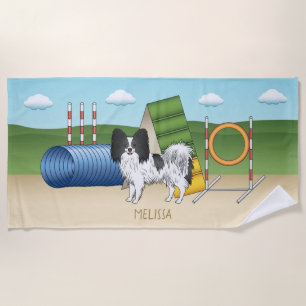 Schwarz-weißer Papillon mit Agility-Ausrüstung Strandtuch