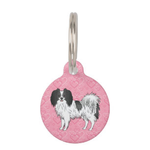 Schwarz-weißer Phalène-Cartoon-Hund auf rosa Herze Haustiermarke