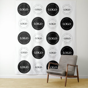 Schwarz-weißer Schritt mit zwei Round-Logos und Wi Wandteppich