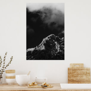 Schwarz-weißer sonnenbeleuchteter Berg Poster