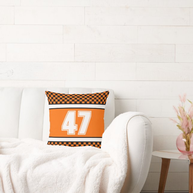 Schwarz-weißer und orangefarbener Karo Square Spor Kissen (Liege)