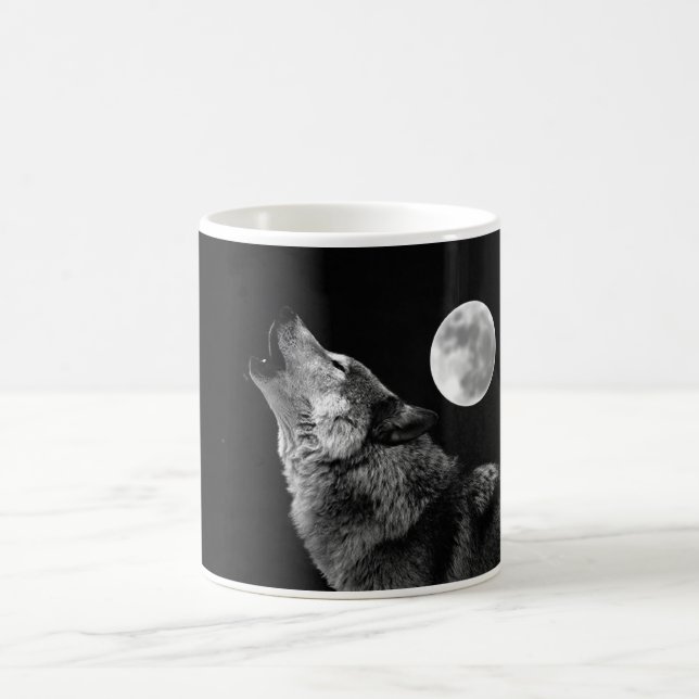 Schwarz-weißer Wolf Howling bei Moon Coffee Tasse (Mittel)