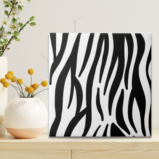 Schwarz-weißer Zebradruck in mädchenhaftem Stil Fliese (girly chic stylish black white zebra print ceramic tile)