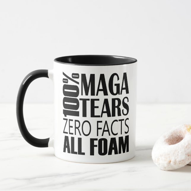 Schwarz-weißes Anti-MAGA-Tears Typografie Tasse (Mit Donut)