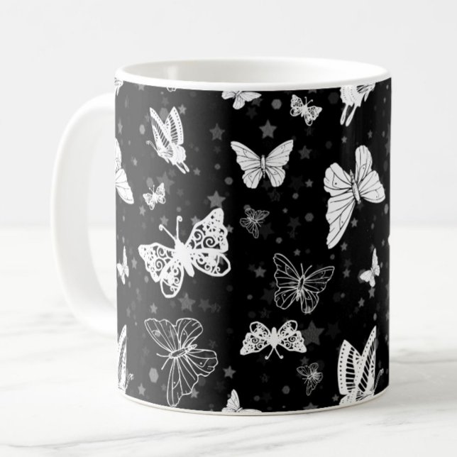 Schwarz-weißes Butterfly-Illustrations-Muster Kaffeetasse (Von Creator hochgeladen)