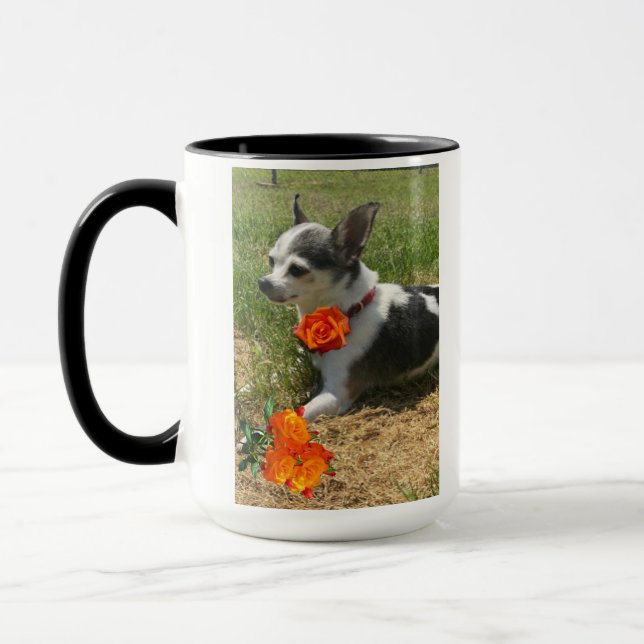 Schwarz-weißes Chihuahua mit orangefarbenen Rose I Tasse (Links)