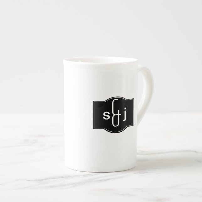 Schwarz-weißes Etikett Mit Monogramm Prozellantasse (Vorderseite Rechts)