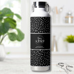 Schwarz-weißes Firmenlogo Trinkflasche<br><div class="desc">Mit diesem chaotischen Punkt- oder dalmatinischen Punktmuster-Akzent können Sie Ihr Business, Ihre Marke oder Ihr individuelles Design auf eine trendige Art und Weise einstellen. Personalisieren Sie diese Wasserflasche mit Ihrem Business- oder Markenlogo, oder sogar mit einem Design, das Sie gewollt haben. Verändern Sie den Hintergrund und die Schriftart-Farben und die...</div>