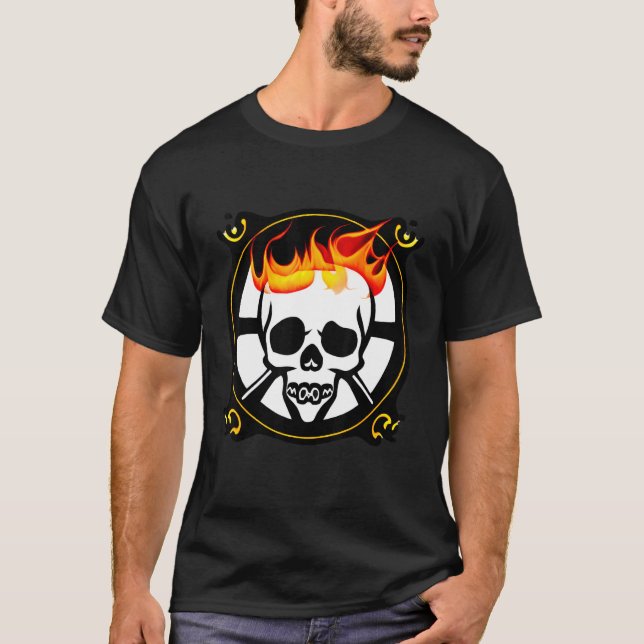 Schwarz-weißes flammendes Skull-Pirate-Emblem T-Shirt (Vorderseite)