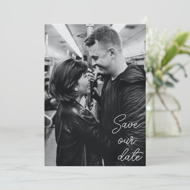 Schwarz-weißes Foto Moderne Handschrift Hochzeit Save The Date (Stehend Vorderseite)