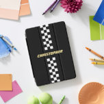 Schwarz-weißes Geländeflagge Gold Mit Monogramm iPad Pro Cover<br><div class="desc">Erstellen Sie Ihr eigenes, personalisiertes, cooles, klassisches, klassisches, schwarz-weißes Schachbrettmuster-Rennbahngestreifen, Imitate Gold Typografie / Skript-Monogramm, trendy, magnetische iPad Smart Cover, die in mehrere Standpositionen falten und graue Mikrofaser-Innenausstattung, die Ihren Bildschirm schützt, und weck / Schlaffunktion. Zum Anpassen geben Sie einfach Ihren Namen / Monogramm / Initialen ein. Während Sie hinzufügen...</div>