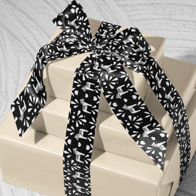 Schwarz-weißes Geschenk des schwedischen Dala Hors Satinband (Scandinavian Swedish black and white Dala horse patterned ribbon)