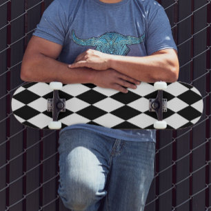 Schwarz-weißes Harlequin Diamonds-Musterdesign Skateboard