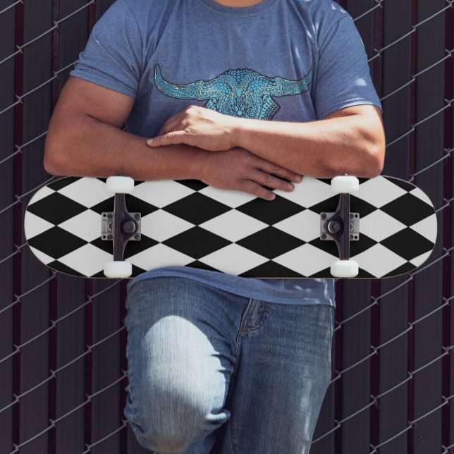 Schwarz-weißes Harlequin Diamonds-Musterdesign Skateboard (Von Creator hochgeladen)