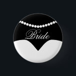 Schwarz-weißes Hochzeitskleid Pearl Necklace Bride Button<br><div class="desc">Ein minimalistischer,  moderner und schicker Brauseknopf mit einem Hochzeitskleid und einer Perlenhalskette.</div>