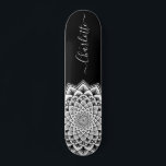 Schwarz-weißes Mandala Muster Monogram Skateboard<br><div class="desc">Ein lebendiges Weiß auf abstraktem Mandala-Skateboard mit atemberaubend symmetrischem Muster. Einzigartiges und mutiges Symbol des Universums.</div>